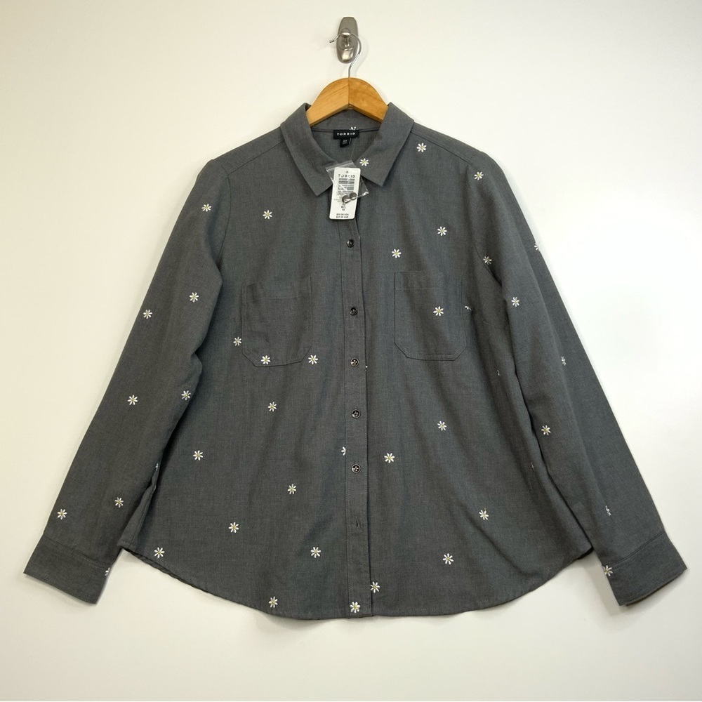 Torrid Women’s Taylor‎ Classic Gray Daisy Print Button-Up Shirt. (NWT).